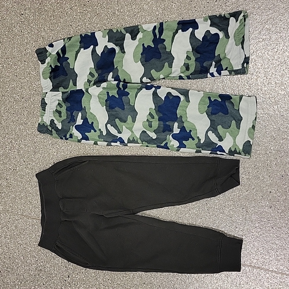 2 pair 4/5 pants boys or girls kids. Black and camouflage